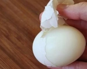 Как сварить яйца, чтобы они легко чистились от скорлупы?