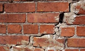 Как избавиться от трещины в стене и фундаменте