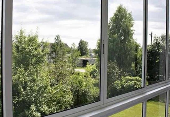 Какие окна лучше ставить на балкон: пластиковые или деревянные?