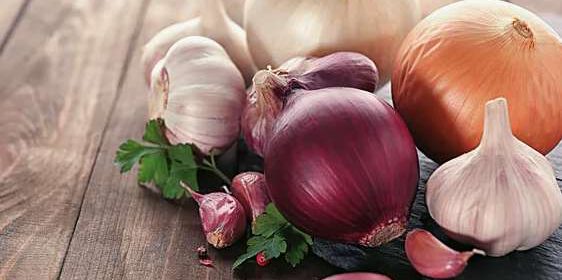 Лук и Чеснок - от чего лечат и сколько их можно съесть без вреда