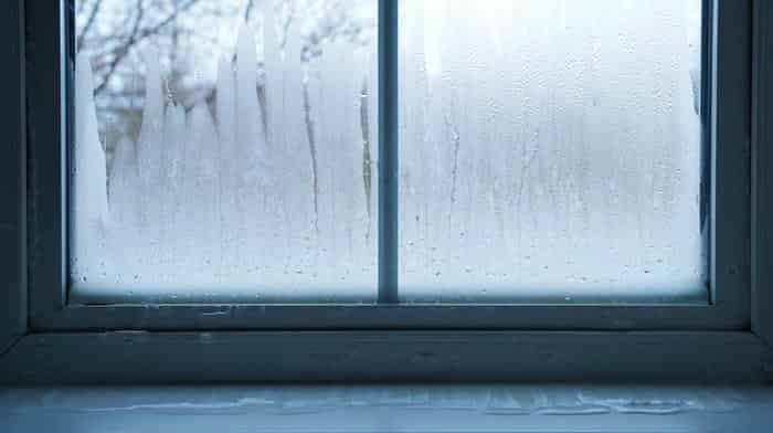 Почему под подоконником появляется плесень и конденсат — и как это связано с его установкой?