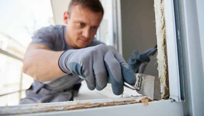 Почему под подоконником появляется плесень и конденсат — и как это связано с его установкой?