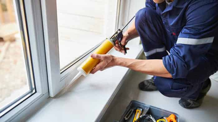 Почему под подоконником появляется плесень и конденсат — и как это связано с его установкой?